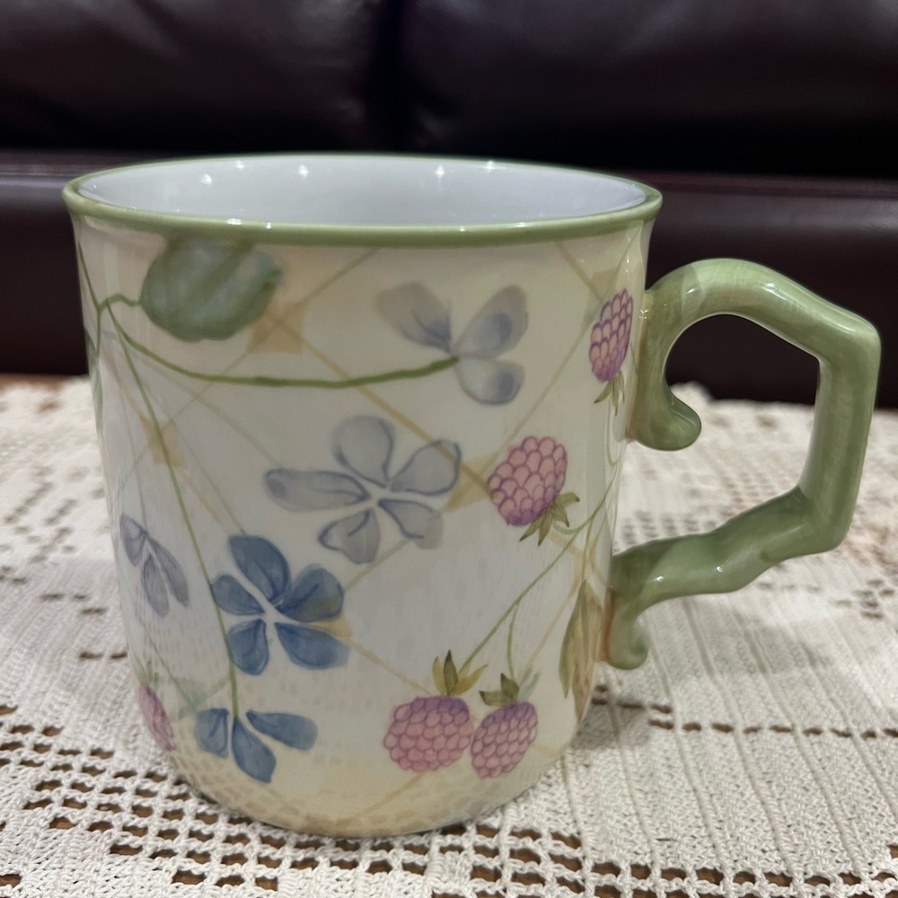 Tracy Porter “The Evelyn Collection hand-painted coffee mug in excellent cond.